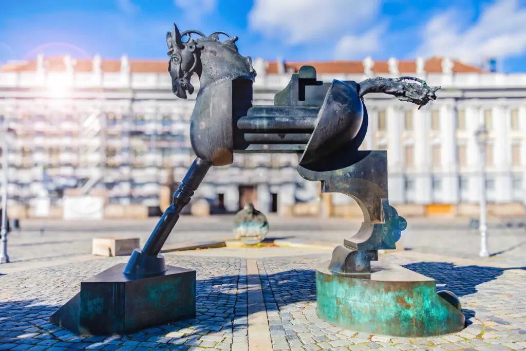 Die Statue Anscavallo am Schloßplatz Ansbach mit Blick aufs Schloss. Foto von Wolfgang Keim